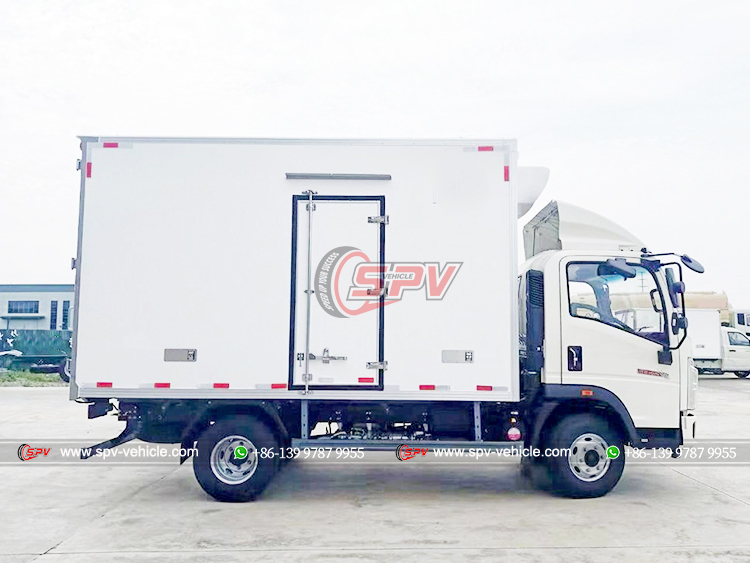 Sinotruk Light Duty Fresh Foods Transport Truck - Right 